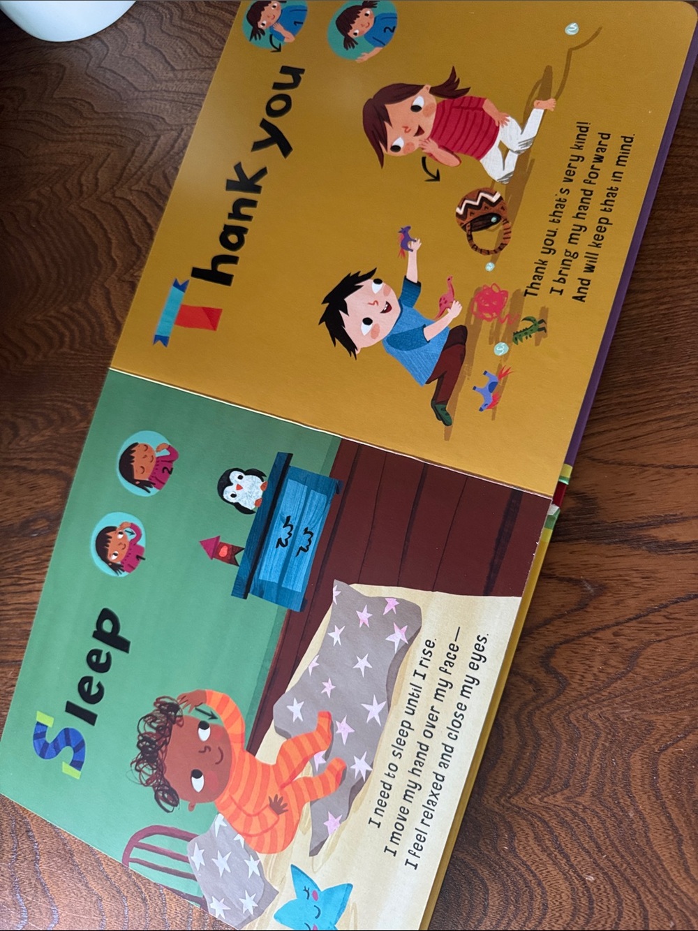 ABC Baby Signs Board Book, Usborne Black & White Books, Finger Puppet Books - Picture 4 of 15